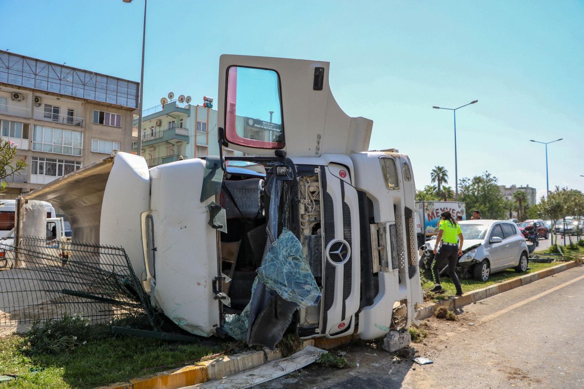 Antalya da kum yüklü kamyon, otomobile çarpınca devrildi #1
