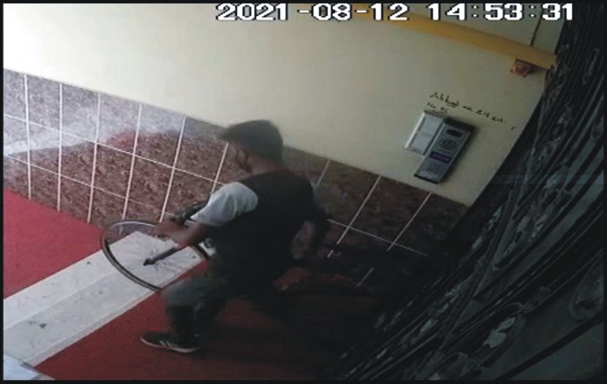 Osmaniye deki hırsız, zillere rastgele basıp bisiklet çaldı #2