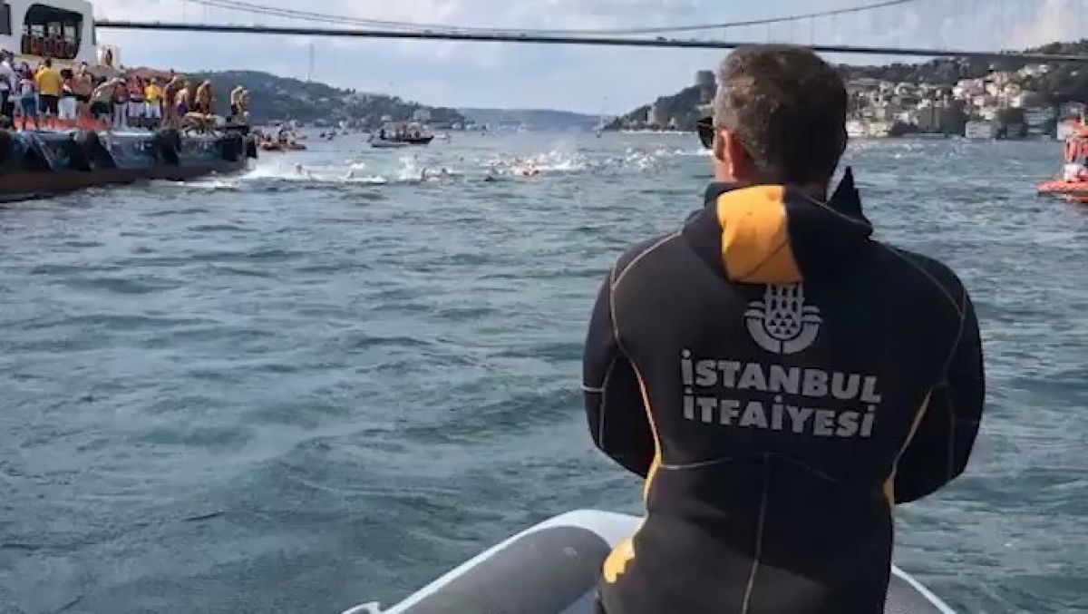 İstanbul da fenalaşan Rus yüzücünün kurtarıldığı anlar #2