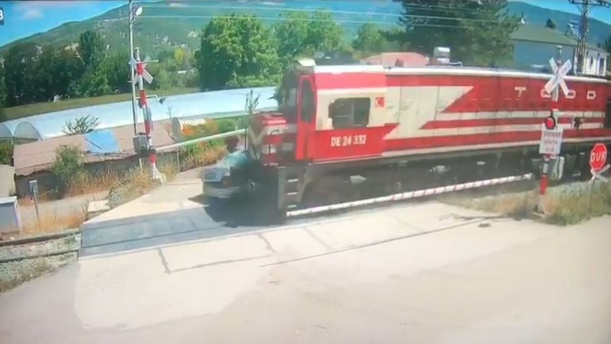 Amasya da bir otomobil, trenin altında kalmaktan son anda kurtuldu #5