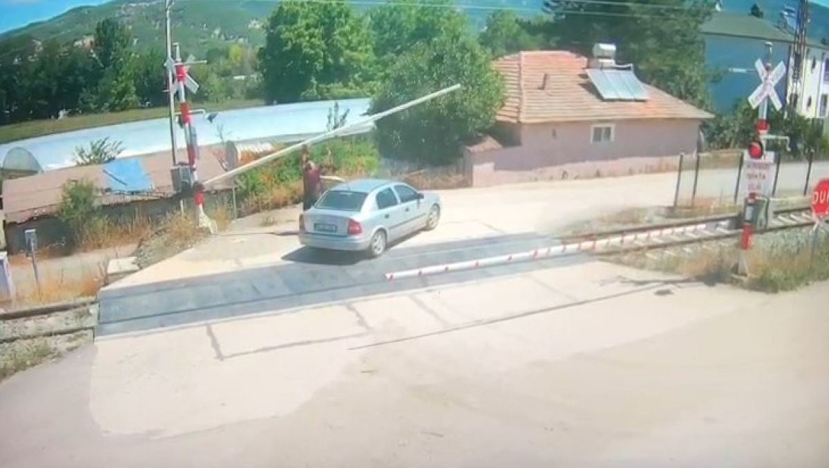 Amasya da bir otomobil, trenin altında kalmaktan son anda kurtuldu #3