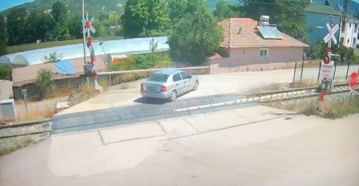 Amasya da bir otomobil, trenin altında kalmaktan son anda kurtuldu #2