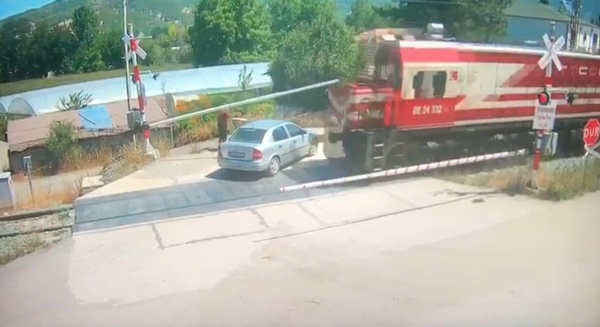 Amasya da bir otomobil, trenin altında kalmaktan son anda kurtuldu #4