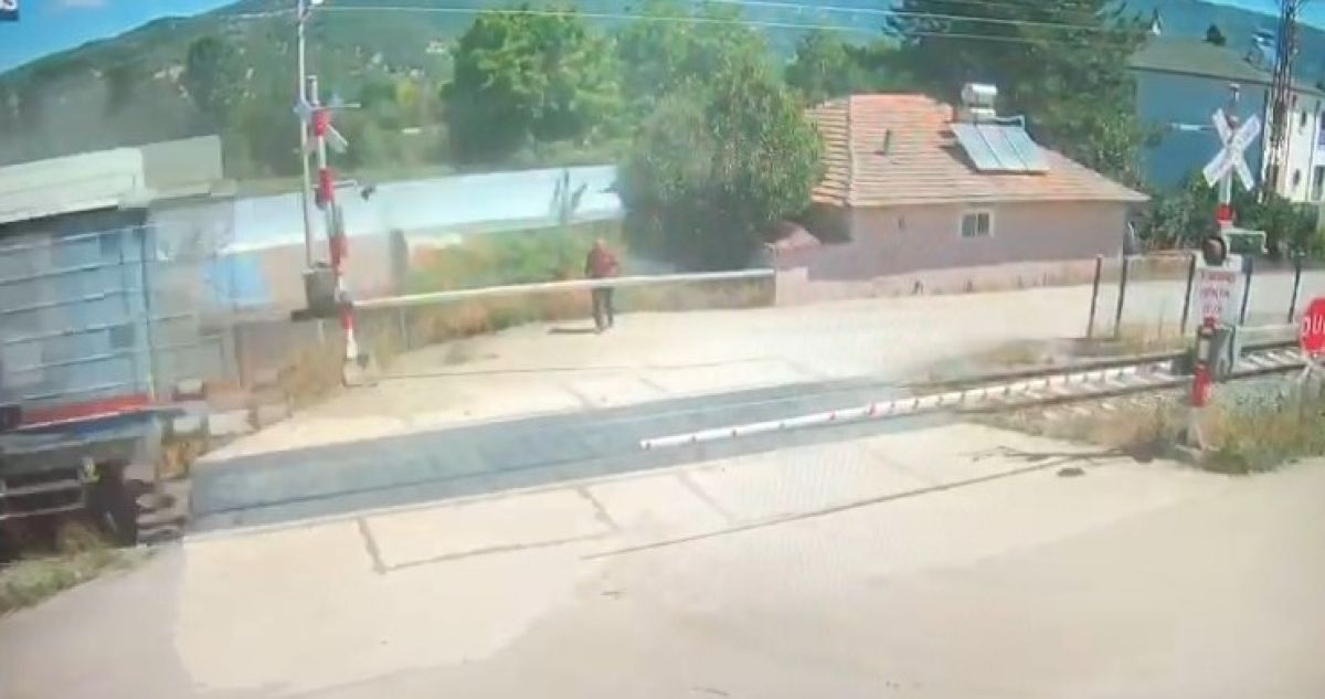 Amasya da bir otomobil, trenin altında kalmaktan son anda kurtuldu #6