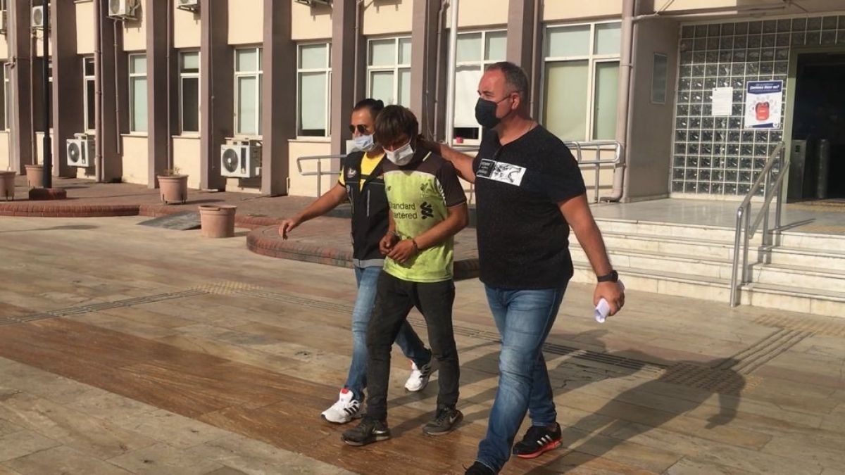 Aydın da uyuşturucudan tutuklanan şahıs, gazetecilere ayakkabısını fırlattı #1