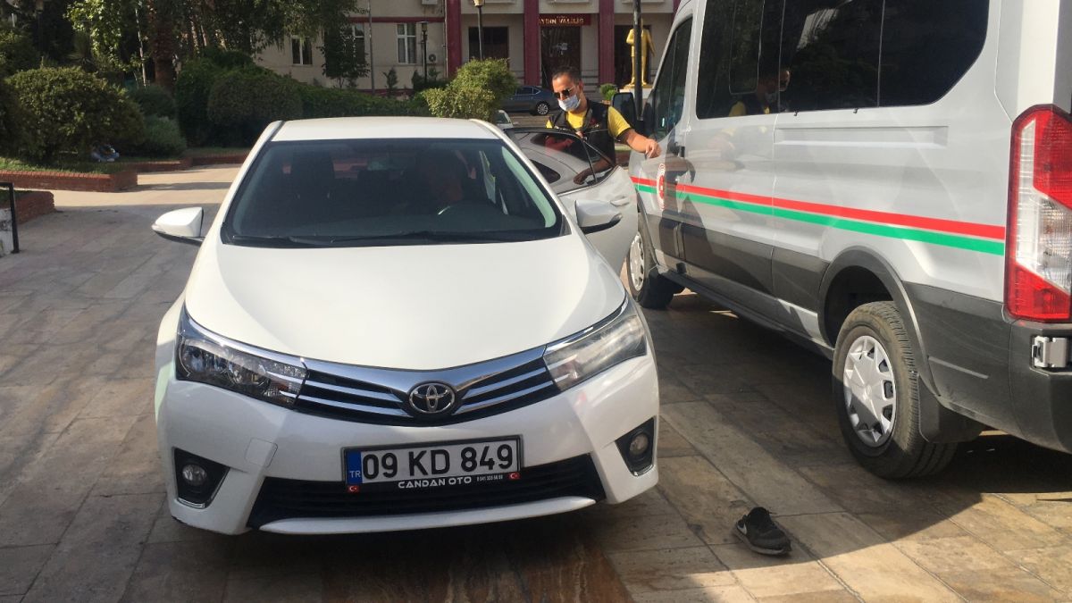 Aydın da uyuşturucudan tutuklanan şahıs, gazetecilere ayakkabısını fırlattı #3