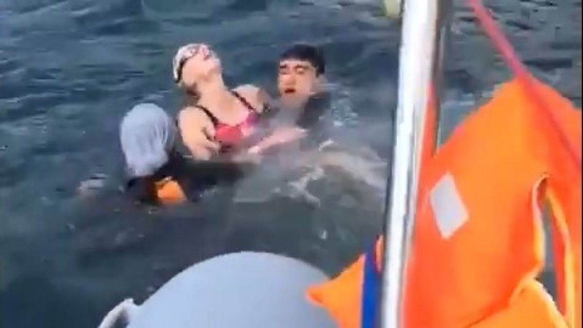 İstanbul da fenalaşan Rus yüzücünün kurtarıldığı anlar #3