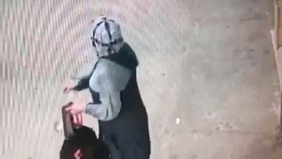 Bursa da camdaki çiçeği çalan kadın kamerada #3