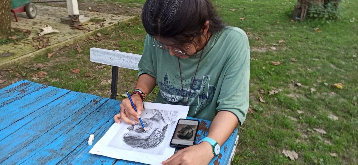 Afganistan’dan kaçan Nazila, resim çizerek hayata tutunuyor #8