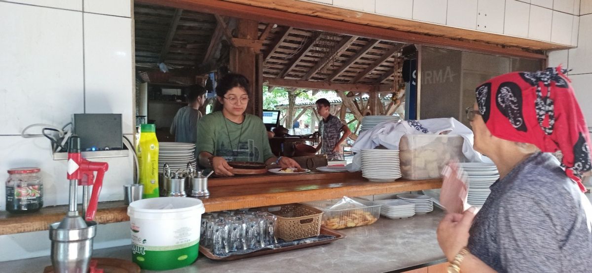 Afganistan’dan kaçan Nazila, resim çizerek hayata tutunuyor #4