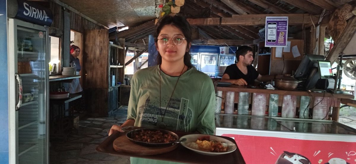 Afganistan’dan kaçan Nazila, resim çizerek hayata tutunuyor #5