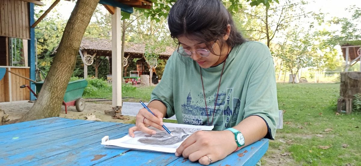 Afganistan’dan kaçan Nazila, resim çizerek hayata tutunuyor #9