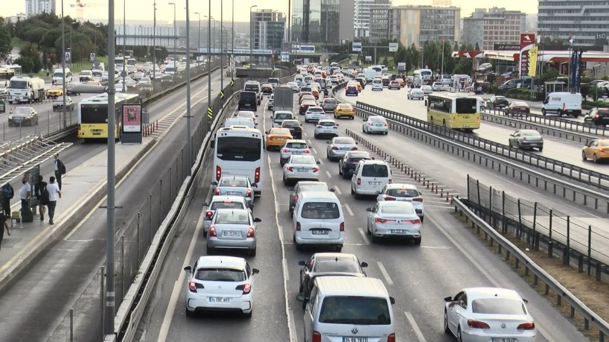 İstanbul trafiğinde ilk okul günü yoğunluğu #1