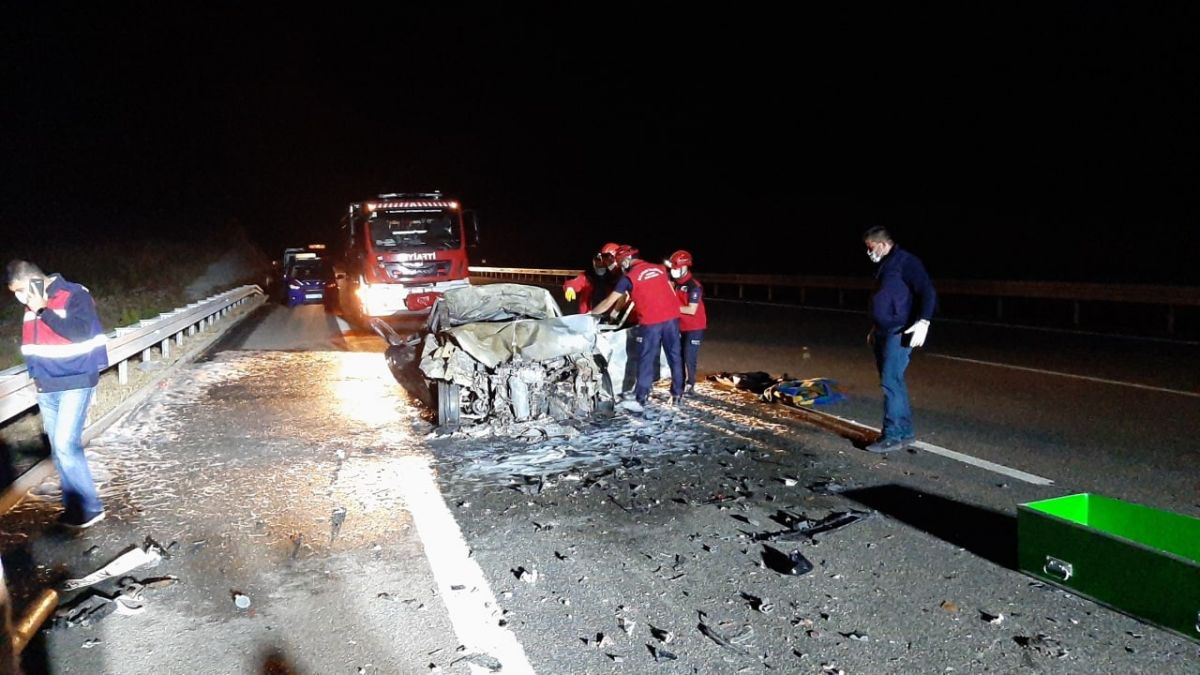 Balıkesir’de 3 aracın karıştığı kazada 2 kişi öldü #1