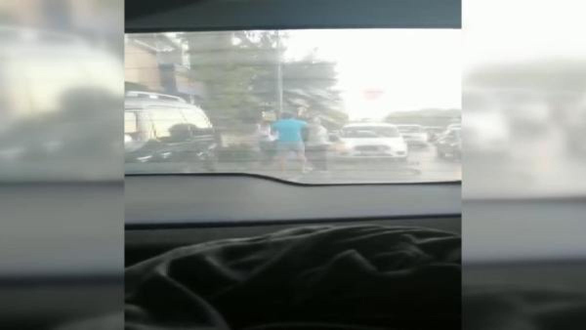 Kağıthane de yol tartışması: 2 yaşındaki çocuğun bulunduğu otomobilin camını taşladı #4