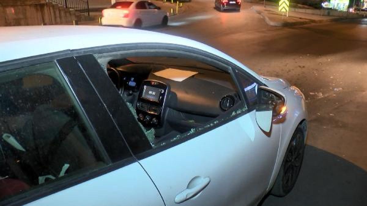 Kağıthane de yol tartışması: 2 yaşındaki çocuğun bulunduğu otomobilin camını taşladı #10