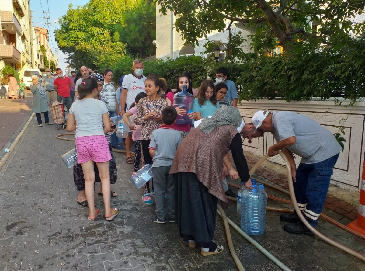 Tekirdağ Çorlu da vatandaş su almak için sokağa döküldü #1