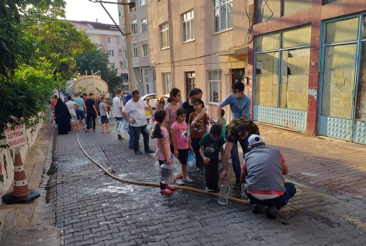 Tekirdağ Çorlu da vatandaş su almak için sokağa döküldü #3
