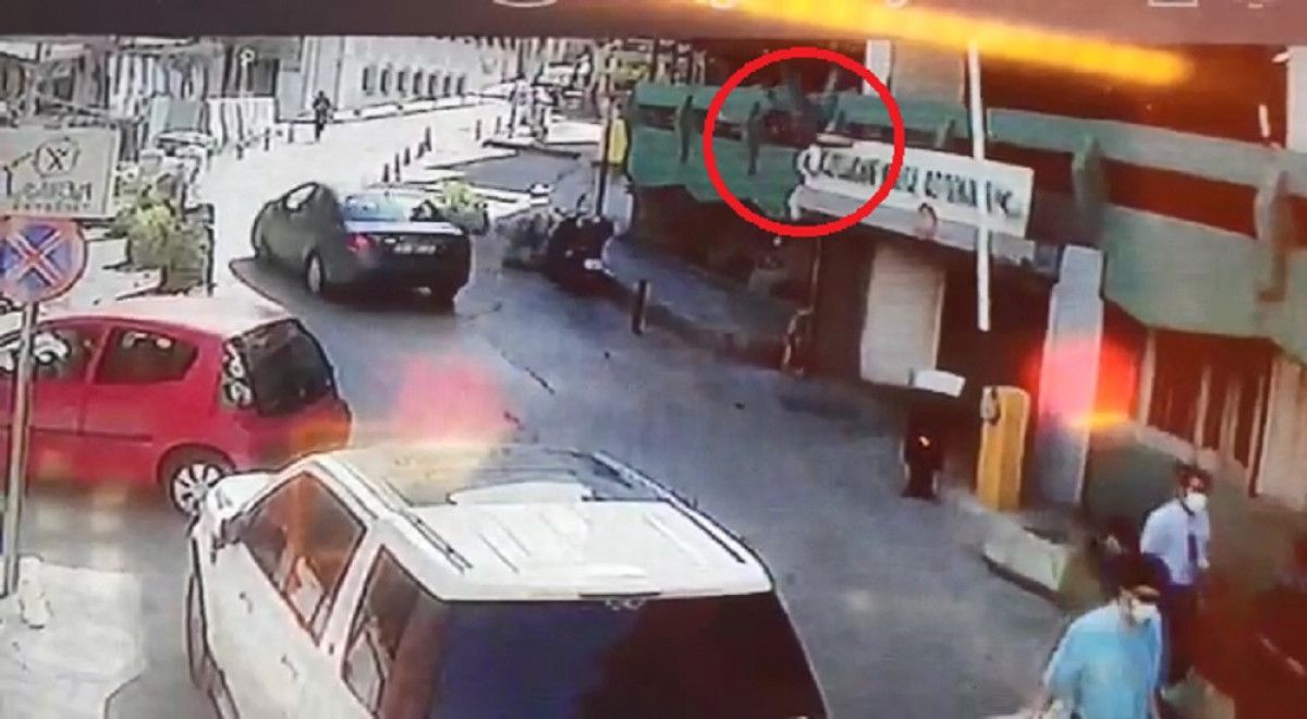 Bursa da dengesini kaybeden bir kişi, katlı otoparkın 3 üncü katından düştü #2