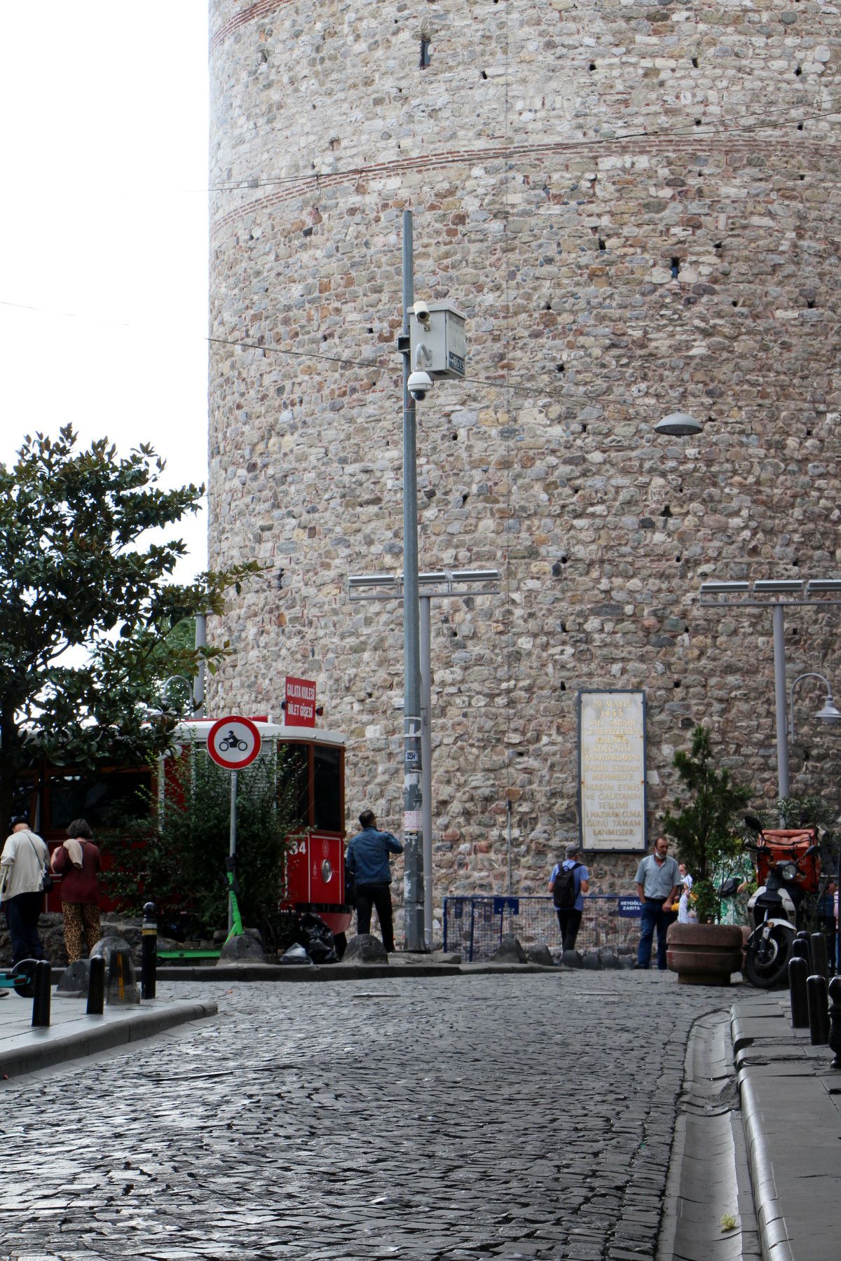 Galata Kulesi önündeki tepki çeken KGYS direği kaldırılıyor #5