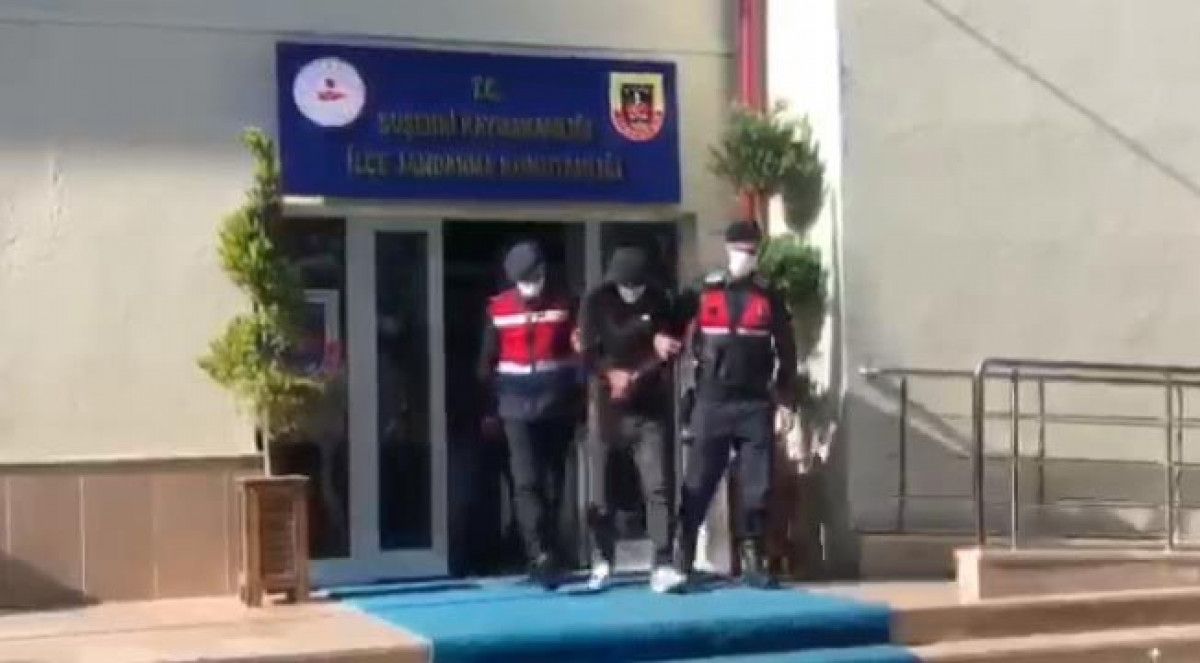 Sivas ta  Jandarmayız  diyen dolandırıcılar, otostop çekerken jandarmaya yakalandı #1