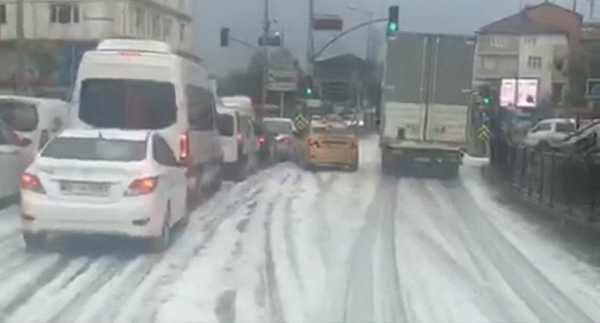 Tuzla da yağmur sonrası caddeyi köpük kapladı #1