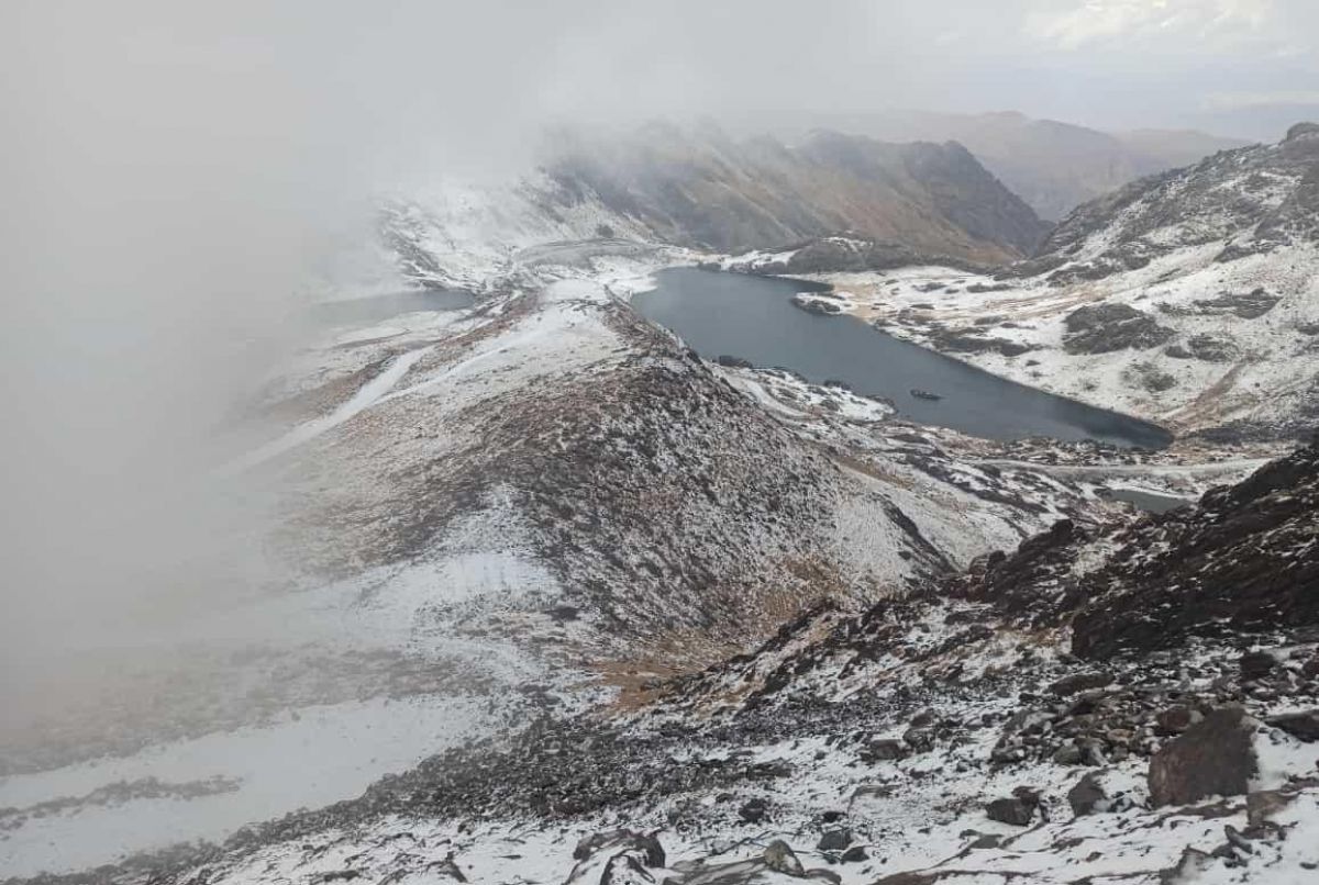 Yüksekova nın yüksek kesimlerine mevsimin ilk karı yağdı #1