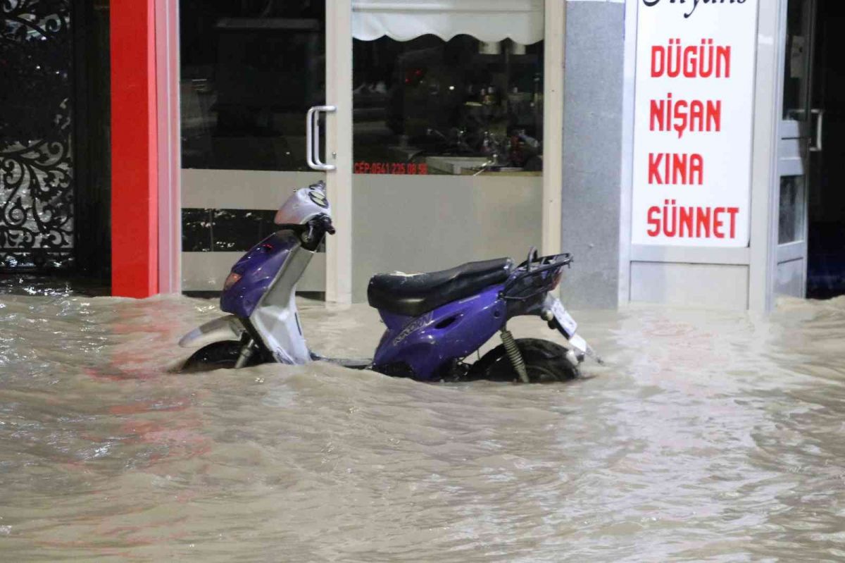 Sivas ta caddede patlayan su borusu nedeniyle dükkanları su bastı #7