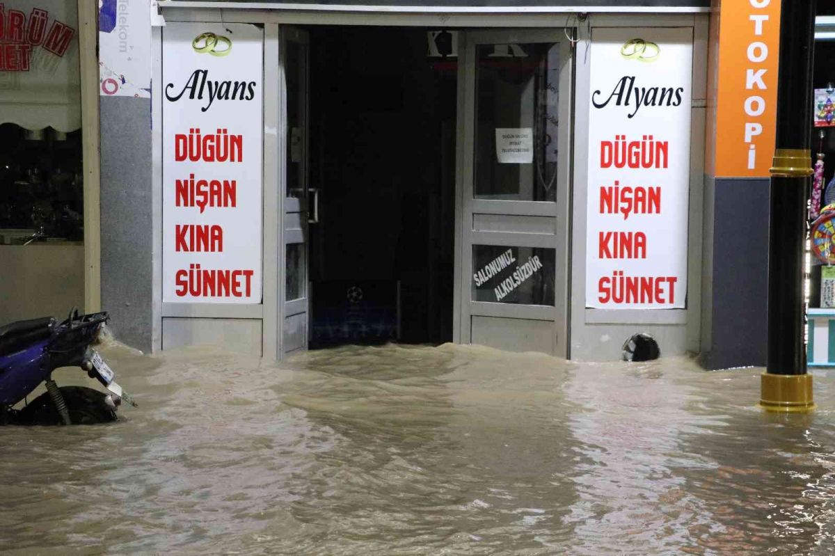 Sivas ta caddede patlayan su borusu nedeniyle dükkanları su bastı #1