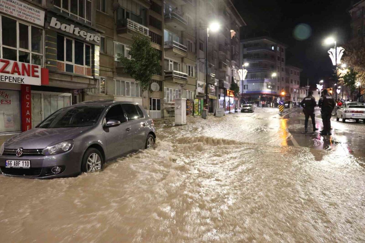 Sivas ta caddede patlayan su borusu nedeniyle dükkanları su bastı #5
