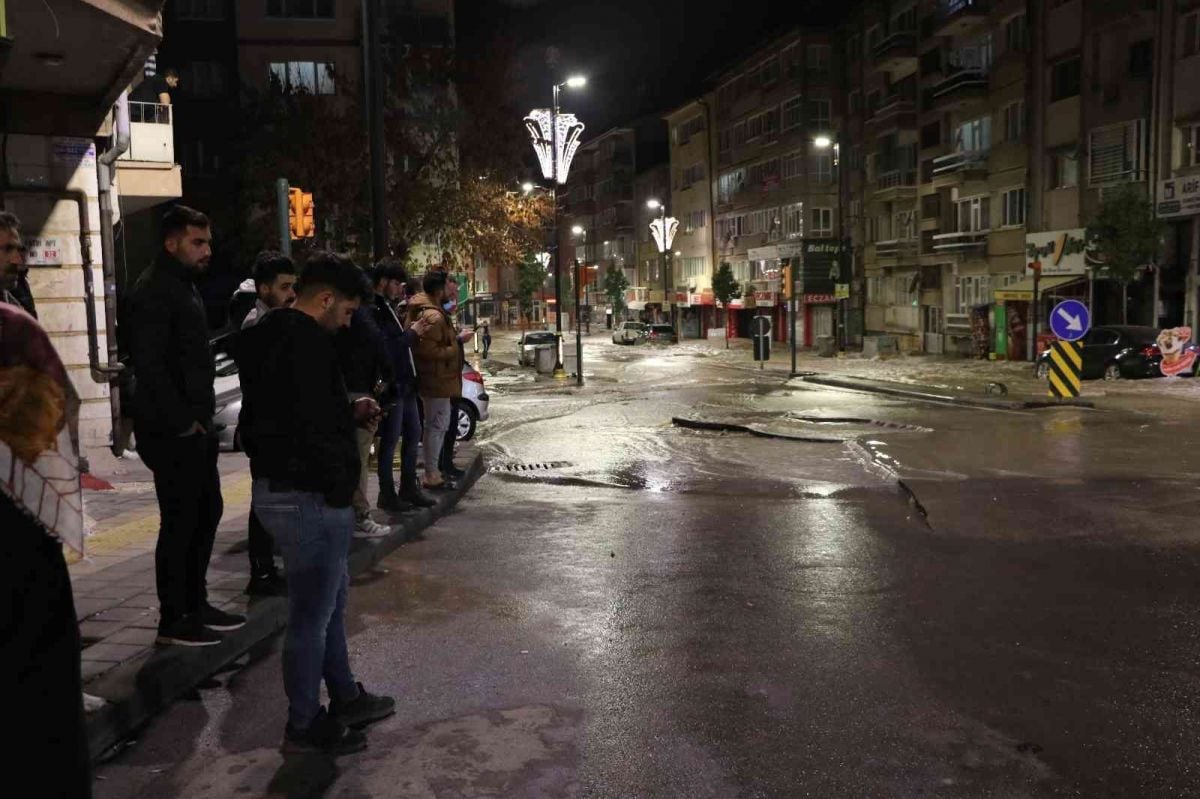 Sivas ta caddede patlayan su borusu nedeniyle dükkanları su bastı #4
