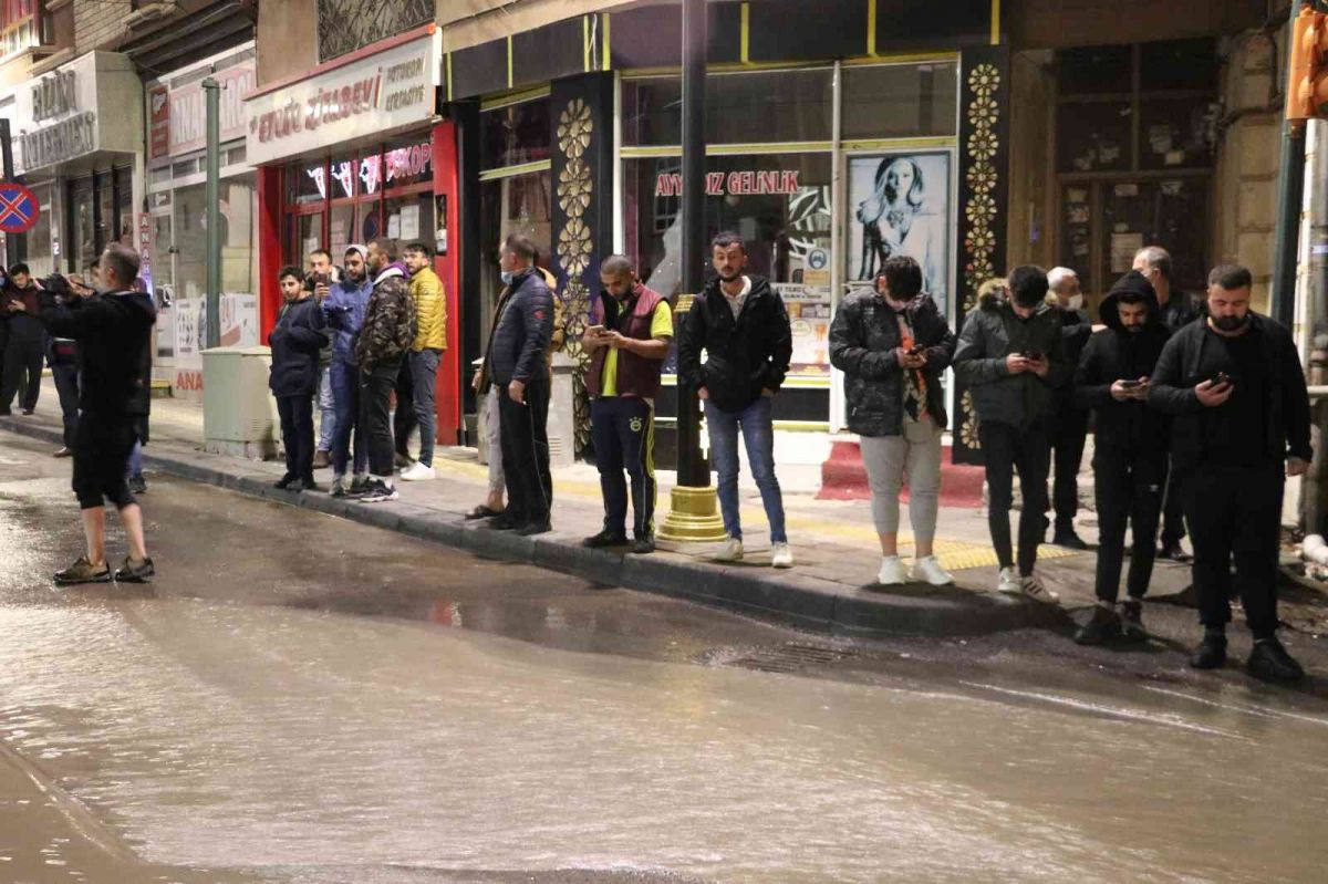 Sivas ta caddede patlayan su borusu nedeniyle dükkanları su bastı #3