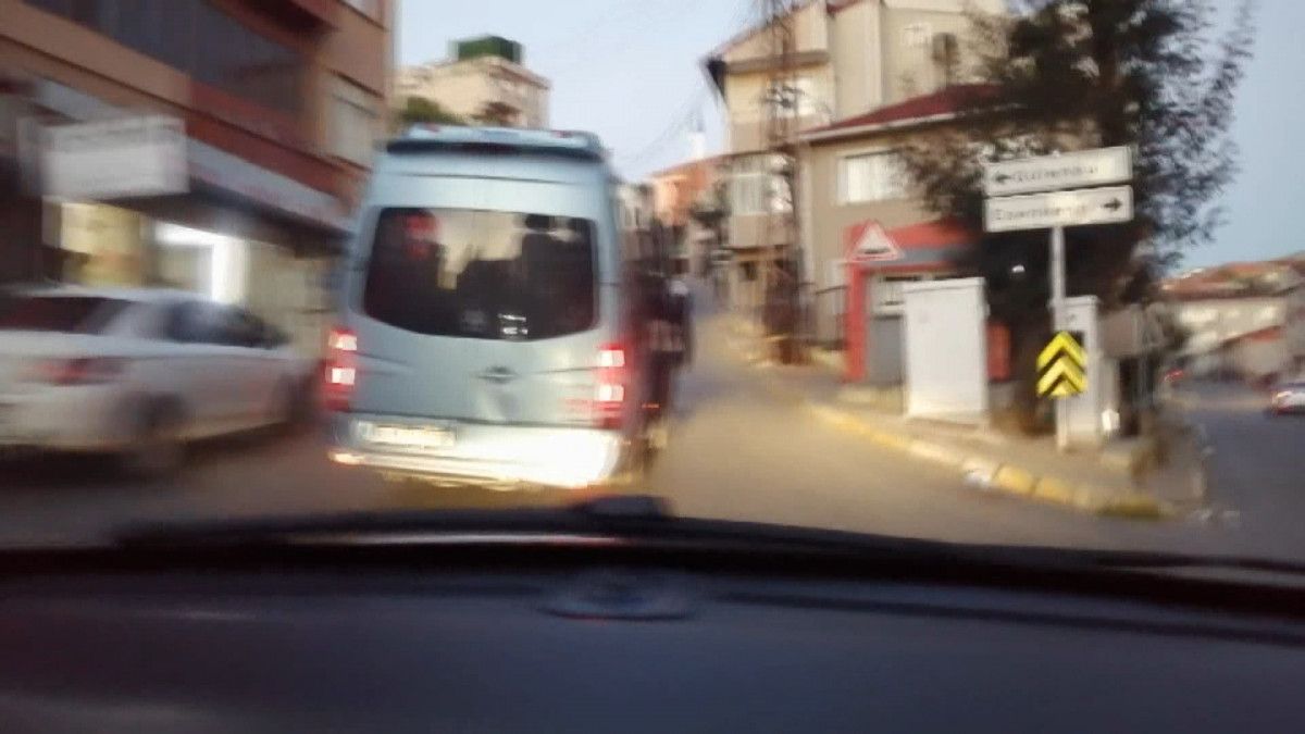 İstanbul daki tehlike saçan toplu taşıma çilesi kamerada #4