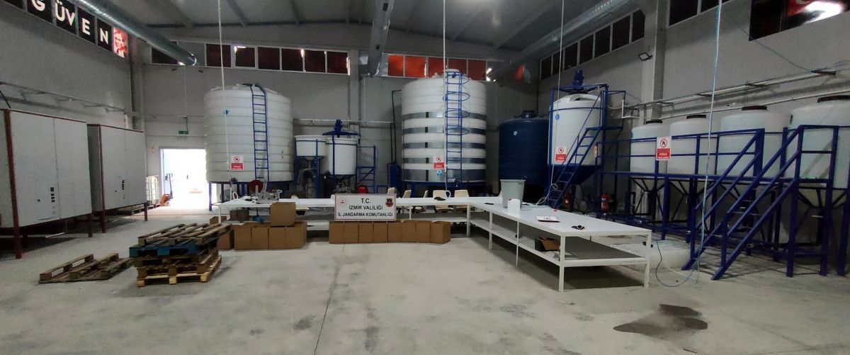 İzmir de sahte alkol operasyonu: Binlerce litre ele geçirildi  #2