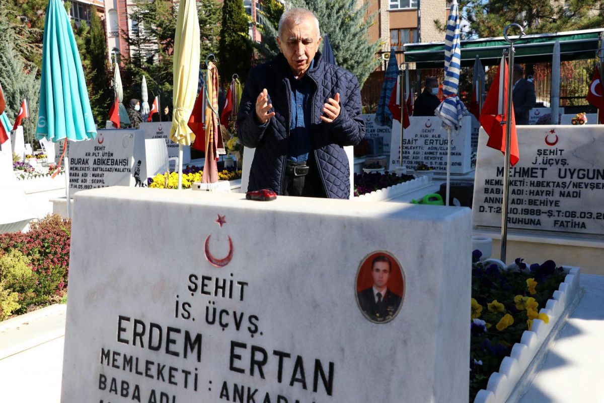 Ankara daki şehit babası, oğlunun kabrinin yanına taşındı #10