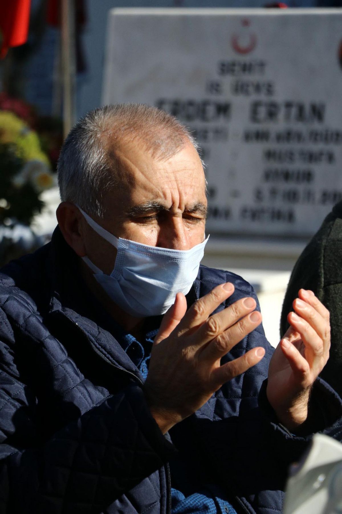 Ankara daki şehit babası, oğlunun kabrinin yanına taşındı #9