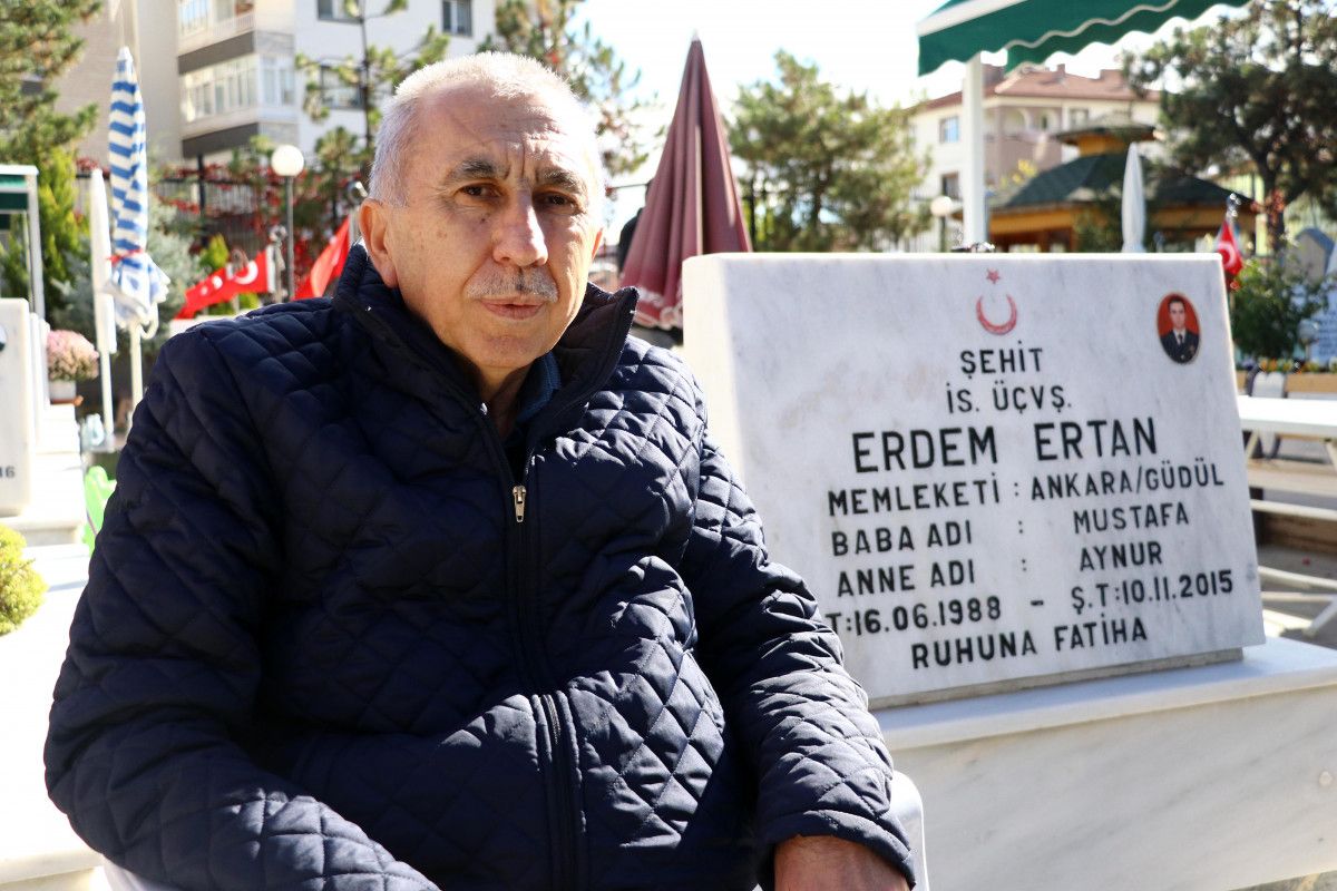 Ankara daki şehit babası, oğlunun kabrinin yanına taşındı #1