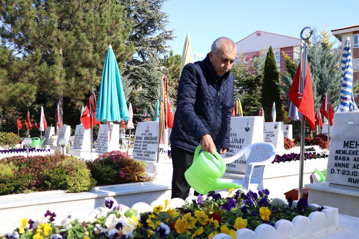 Ankara daki şehit babası, oğlunun kabrinin yanına taşındı #5