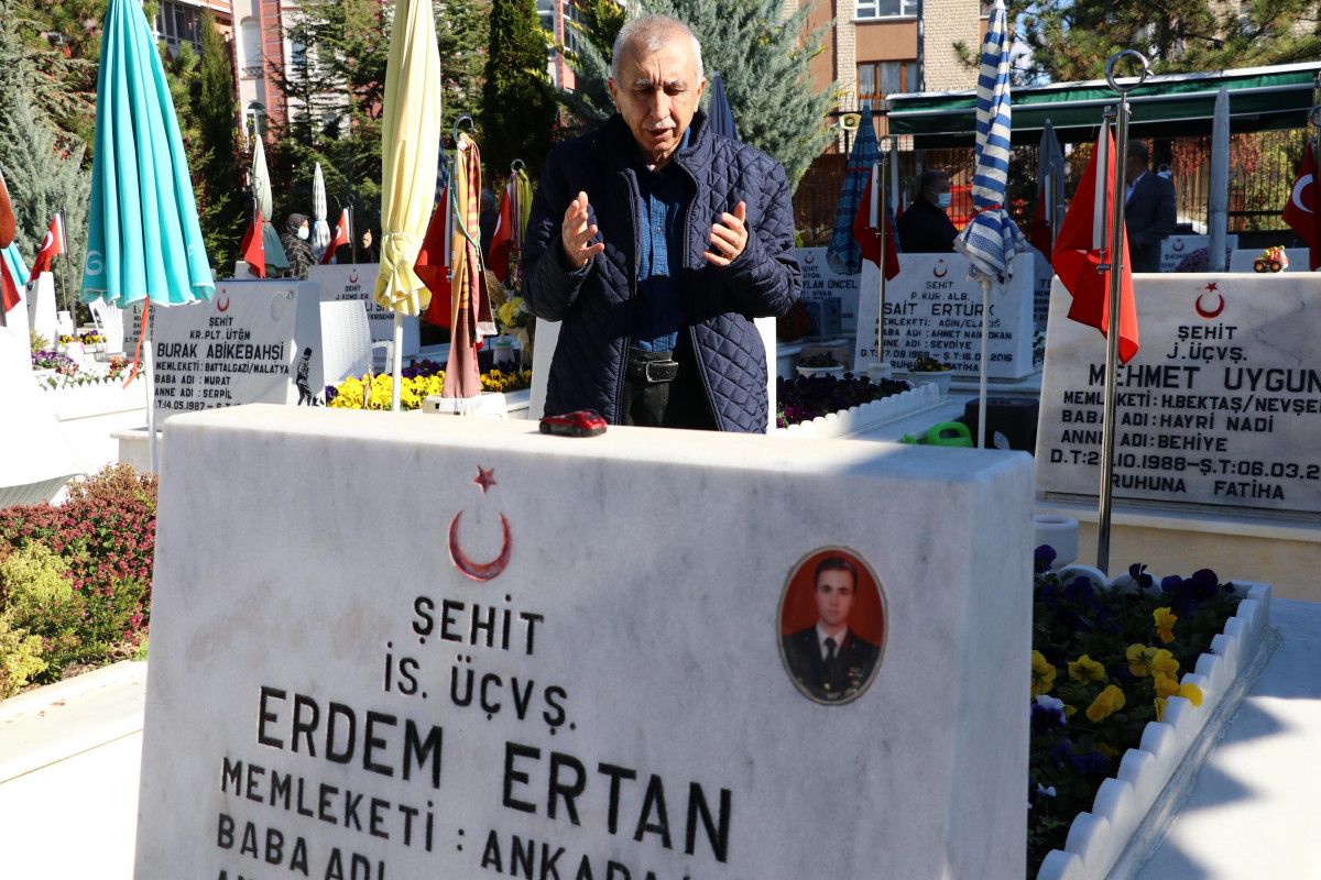 Ankara daki şehit babası, oğlunun kabrinin yanına taşındı #4