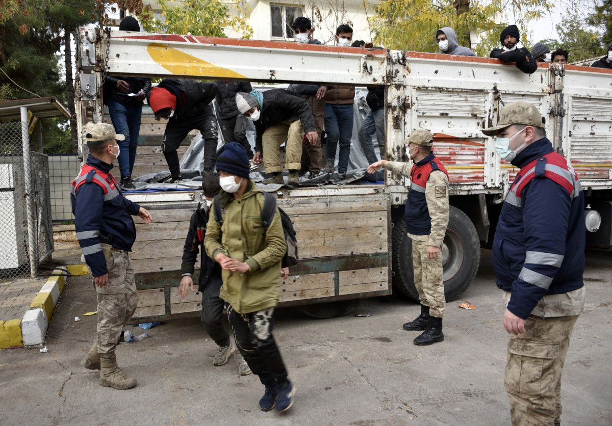 Şanlıurfa da kamyon kasasında 87 göçmen yakalandı #5