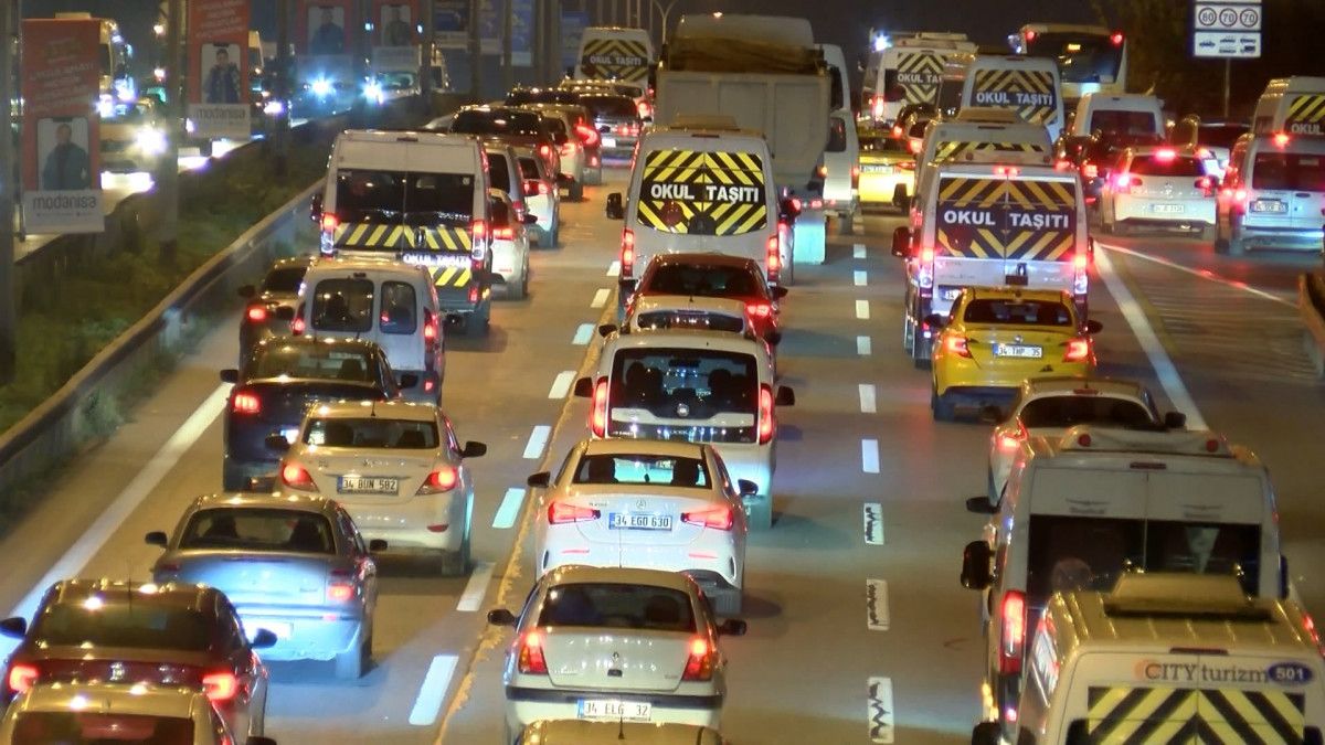 İstanbul da haftanın ilk günü trafik yoğunlaştı #4