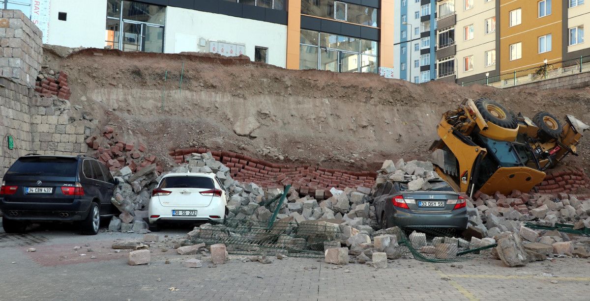 Kayseri de istinat duvarı çöktü: 4 otomobil altında kaldı #1