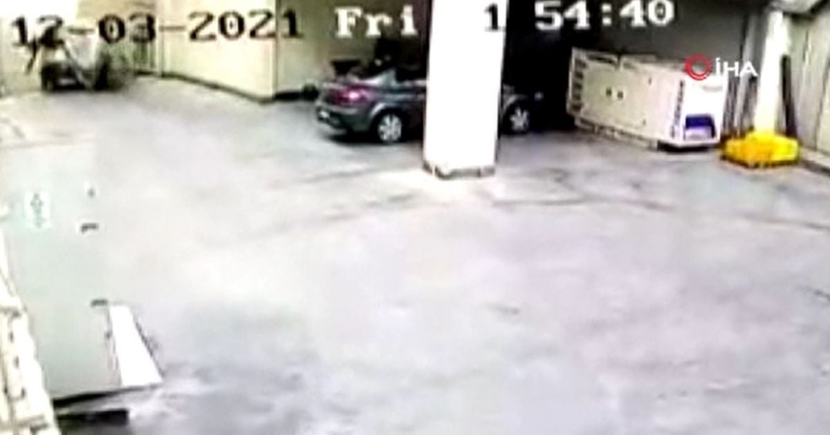 Avcılar da hırsızlık için geldikleri kamyonetle iş merkezinin kapısını kırdılar #3