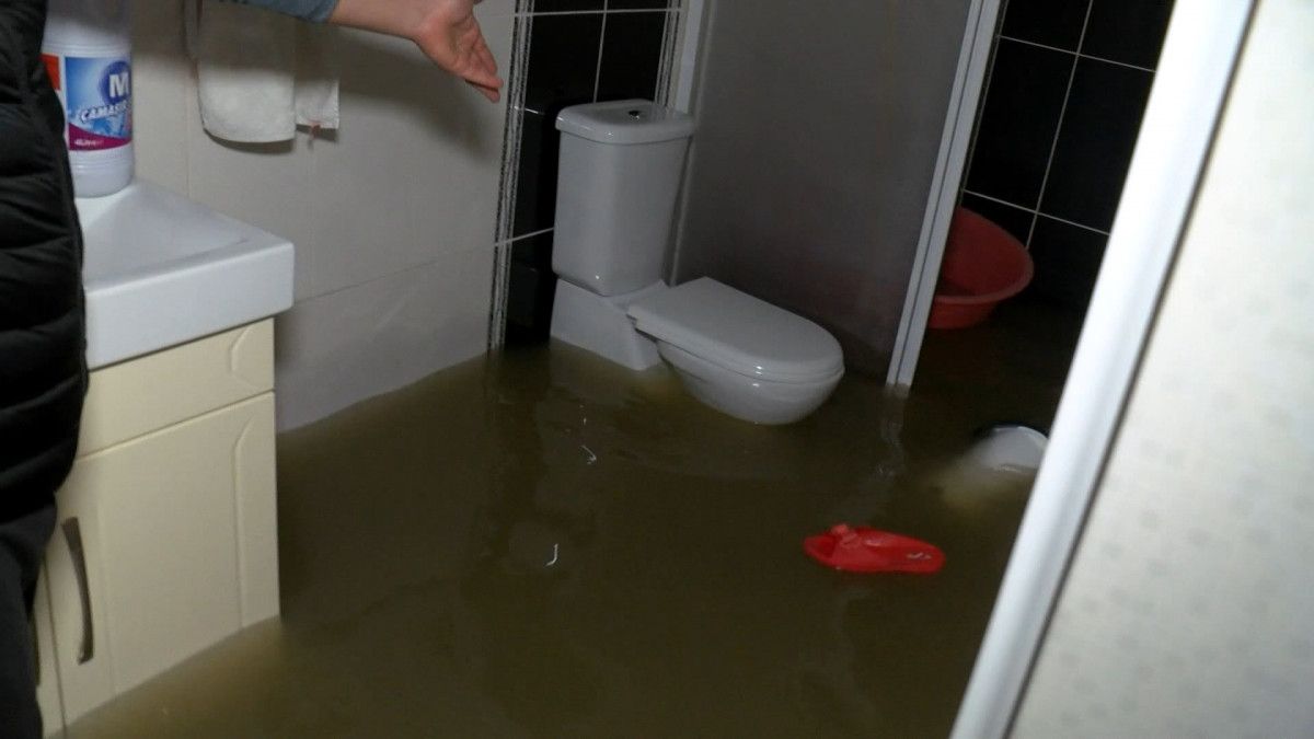 Maltepe de tıkanan kanalizasyon nedeniyle iki evi su bastı #6