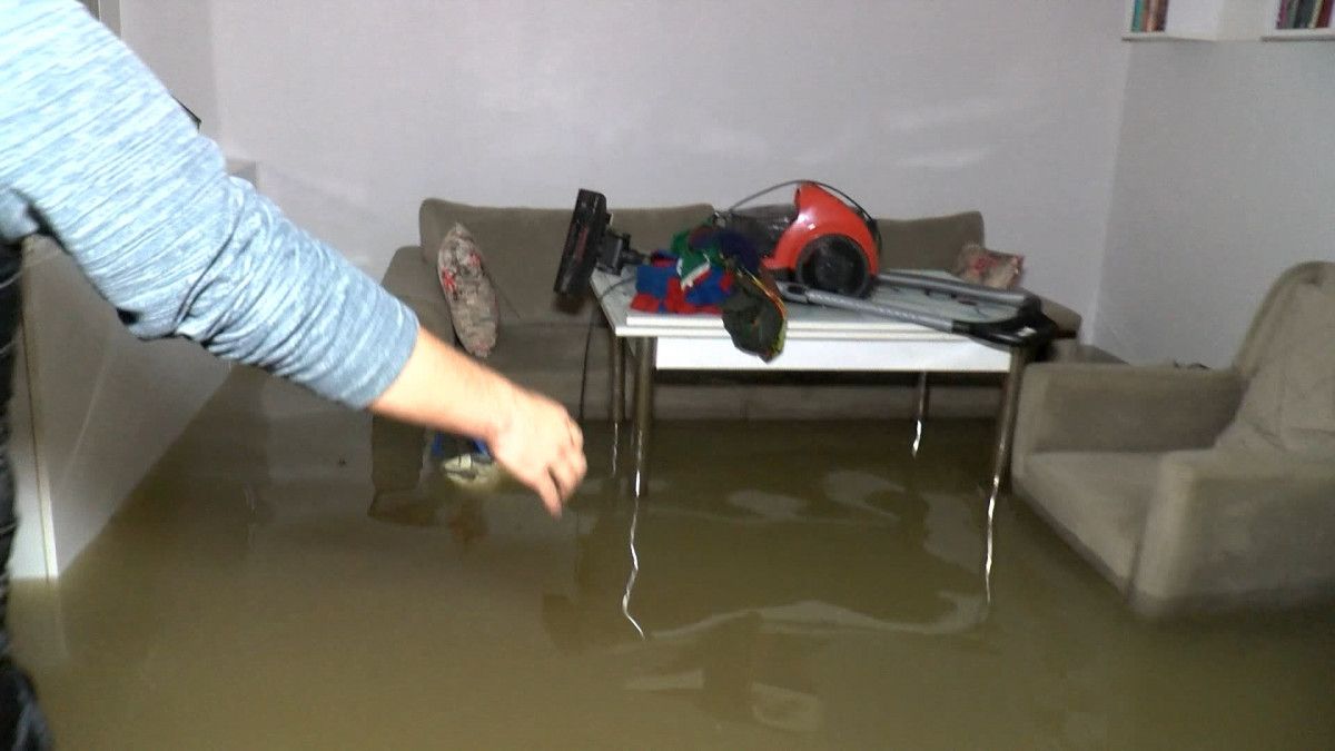 Maltepe de tıkanan kanalizasyon nedeniyle iki evi su bastı #5