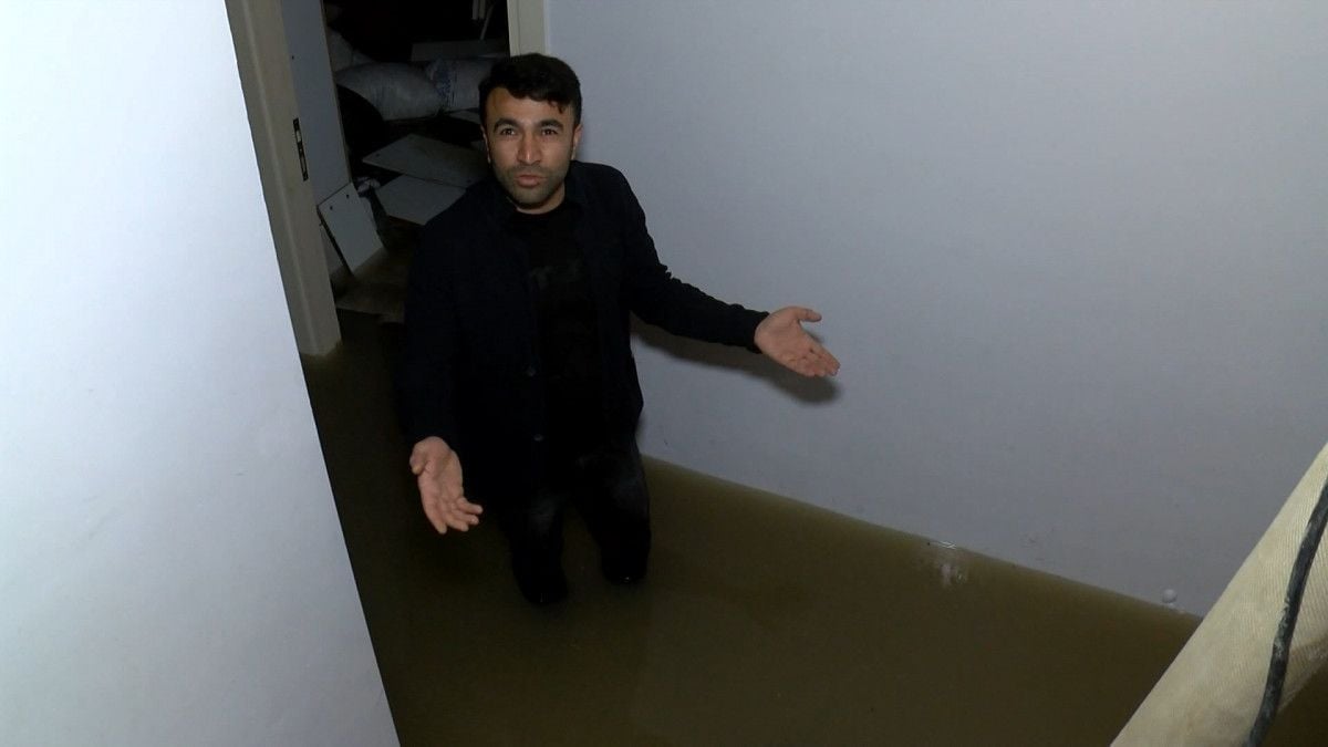 Maltepe de tıkanan kanalizasyon nedeniyle iki evi su bastı #3