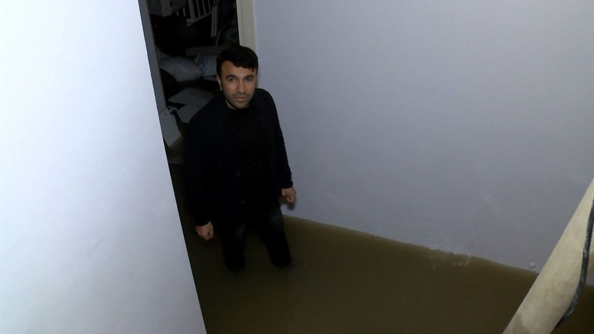 Maltepe de tıkanan kanalizasyon nedeniyle iki evi su bastı #2