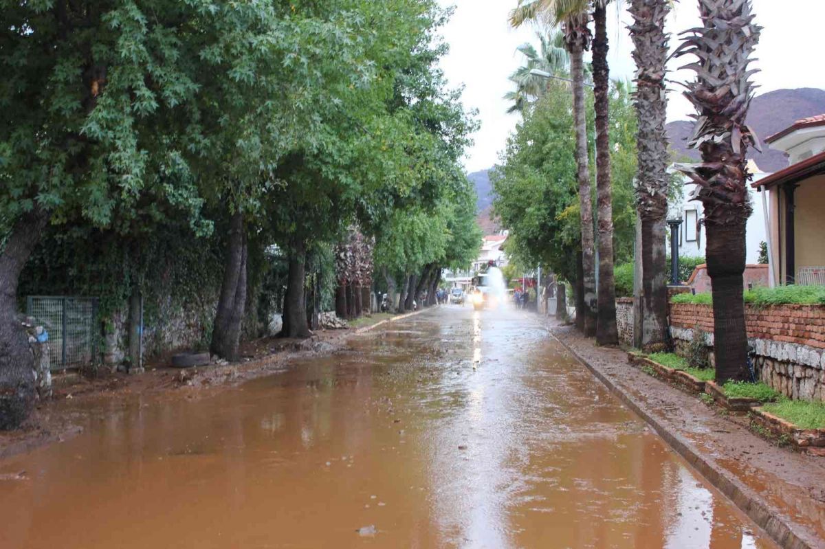 Jandarma, Muğla da sel mağduru vatandaşların evlerini temizledi #17