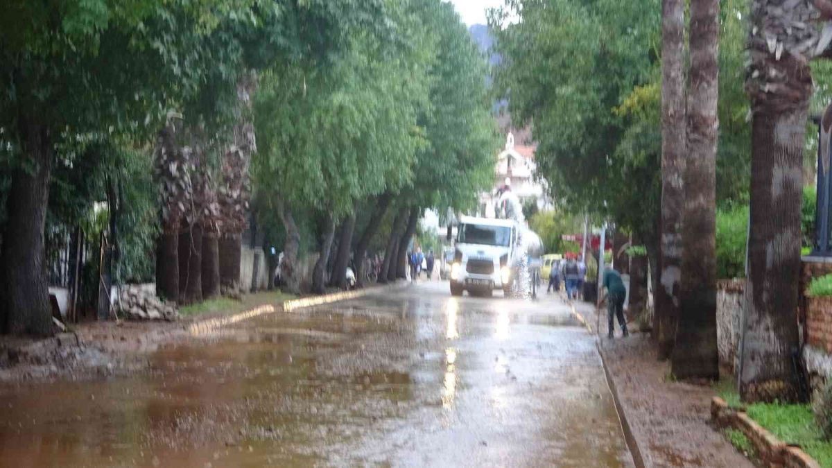 Jandarma, Muğla da sel mağduru vatandaşların evlerini temizledi #10