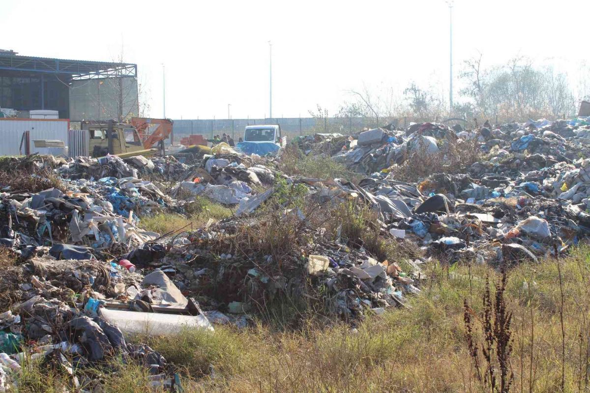 Kocaeli de sanayi bölgesindeki çöpler, aylardır toplanmıyor #7
